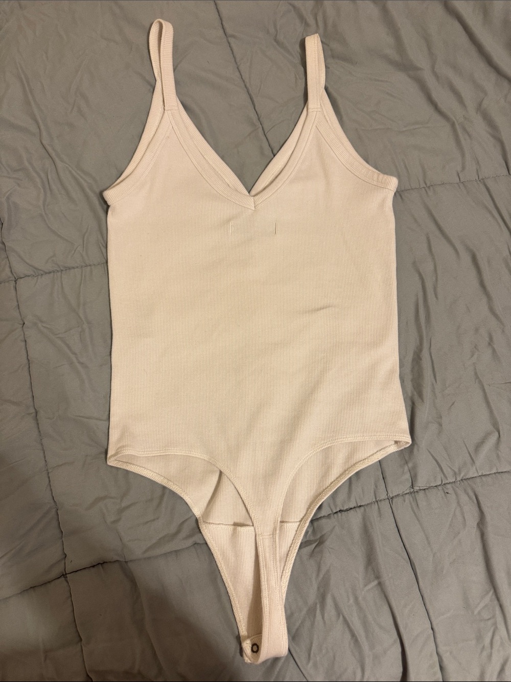 Abercrombie & Fitch white Ribbed V-Neck Snap Bodysuit - Picture 3 of 6